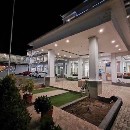Naka Hotel Kupang Купанг Екстериор снимка