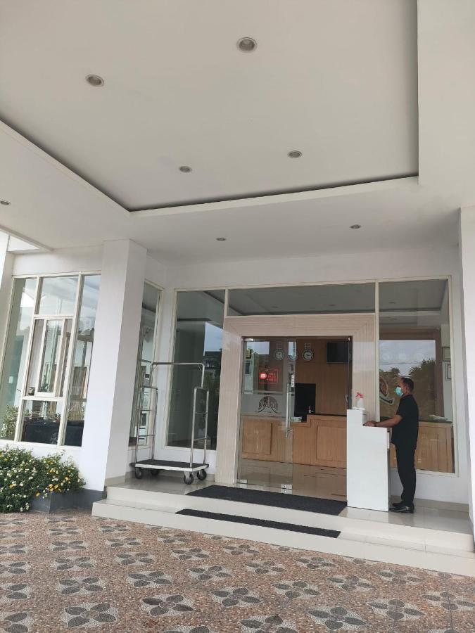 Naka Hotel Kupang Купанг Екстериор снимка