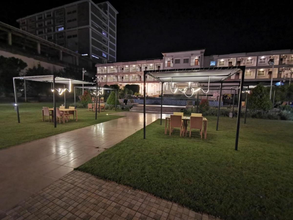 Naka Hotel Kupang Купанг Екстериор снимка