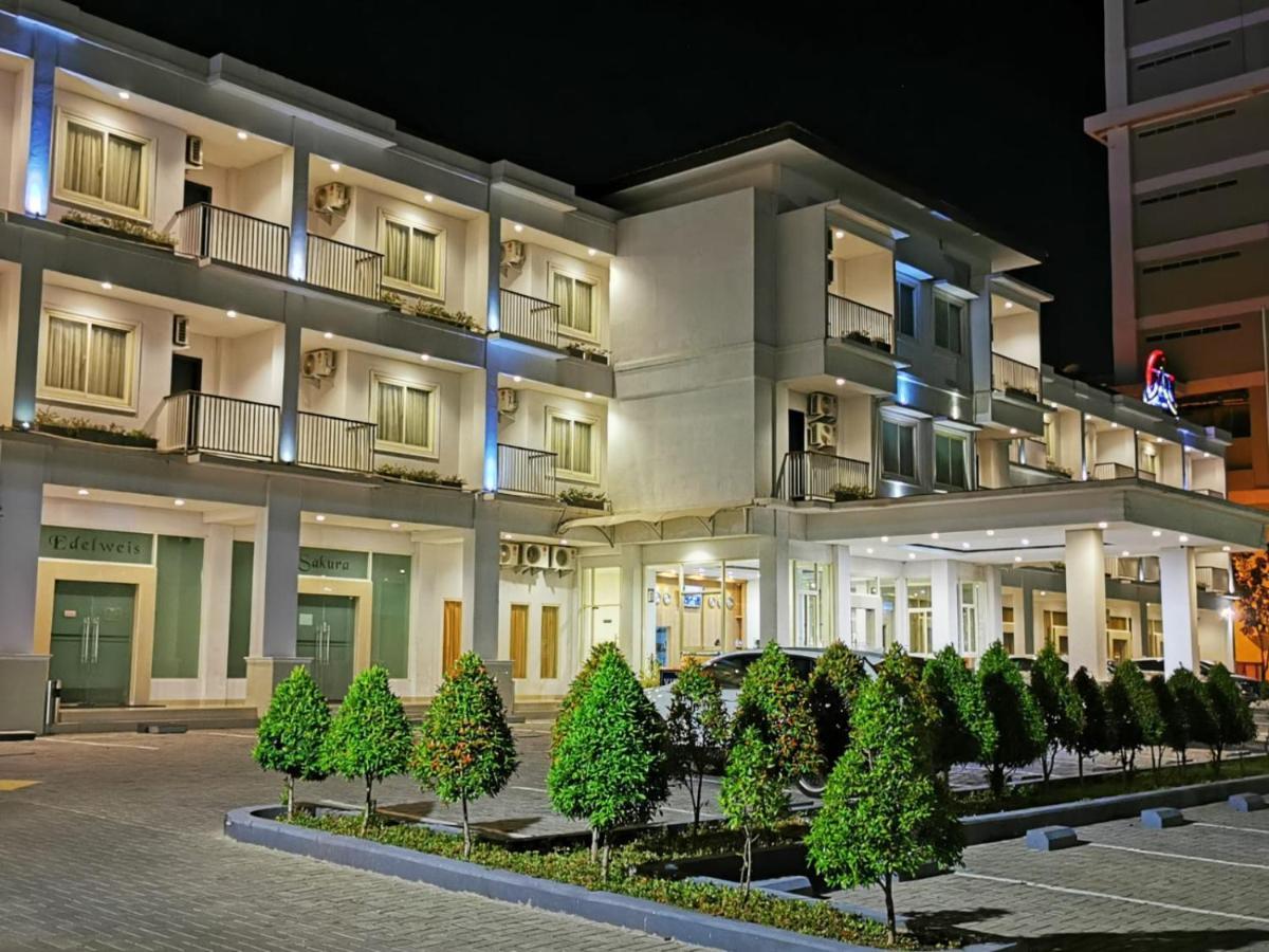 Naka Hotel Kupang Купанг Екстериор снимка