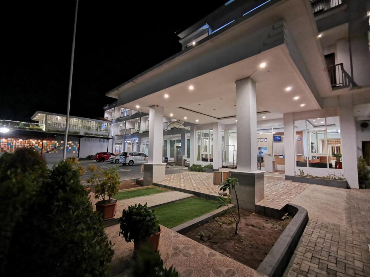 Naka Hotel Kupang Купанг Екстериор снимка