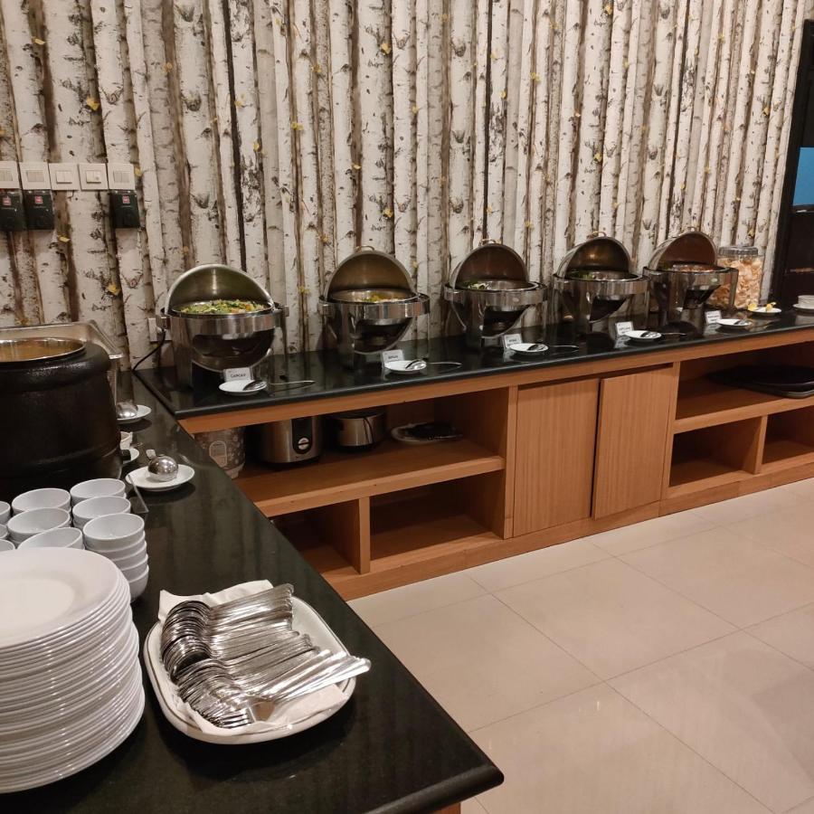 Naka Hotel Kupang Купанг Екстериор снимка