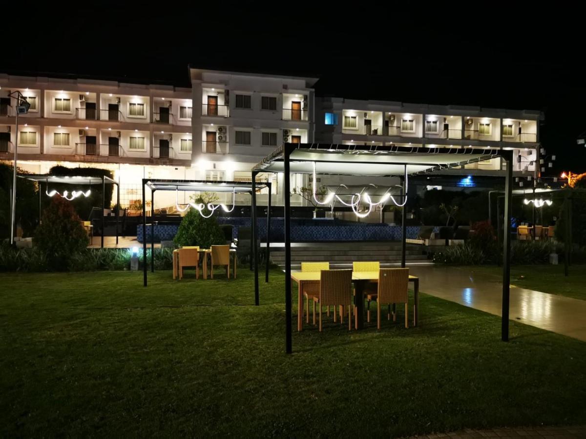 Naka Hotel Kupang Купанг Екстериор снимка