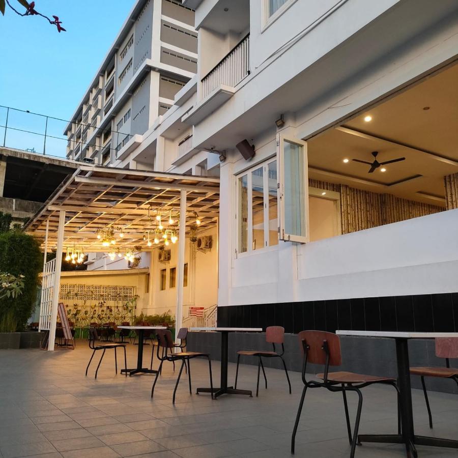 Naka Hotel Kupang Купанг Екстериор снимка