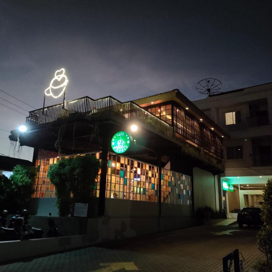 Naka Hotel Kupang Купанг Екстериор снимка