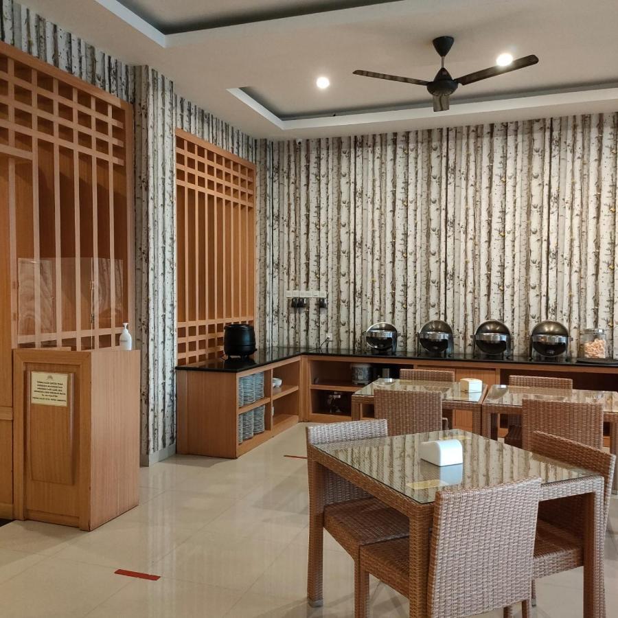 Naka Hotel Kupang Купанг Екстериор снимка