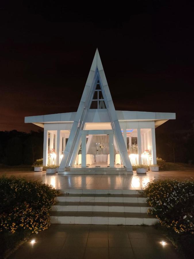 Naka Hotel Kupang Купанг Екстериор снимка