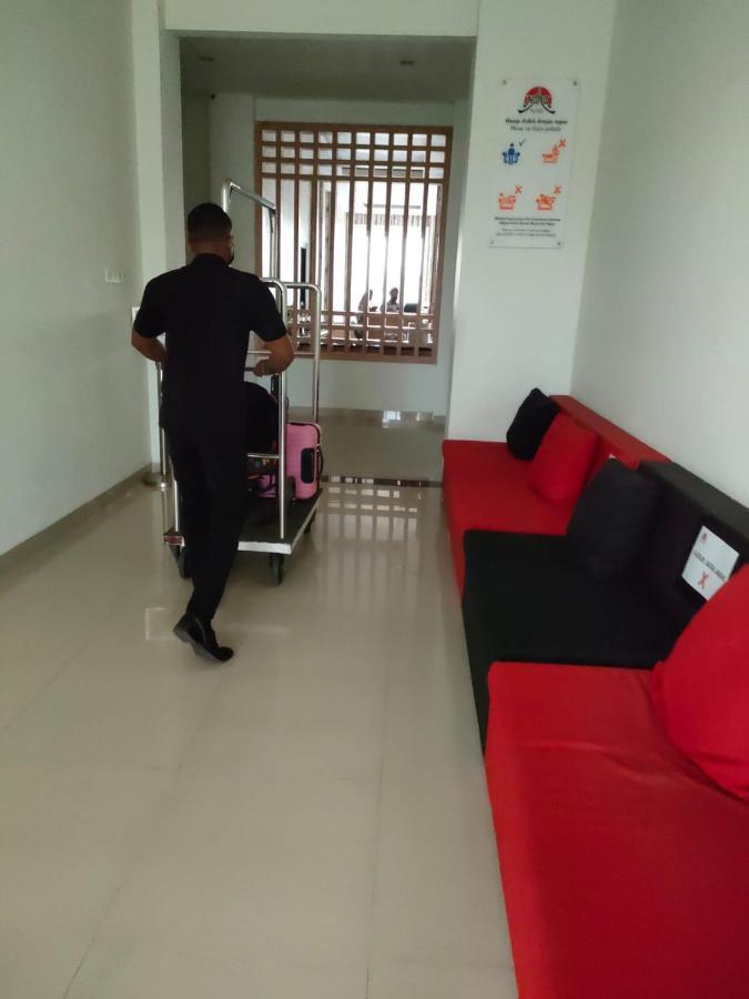 Naka Hotel Kupang Купанг Екстериор снимка