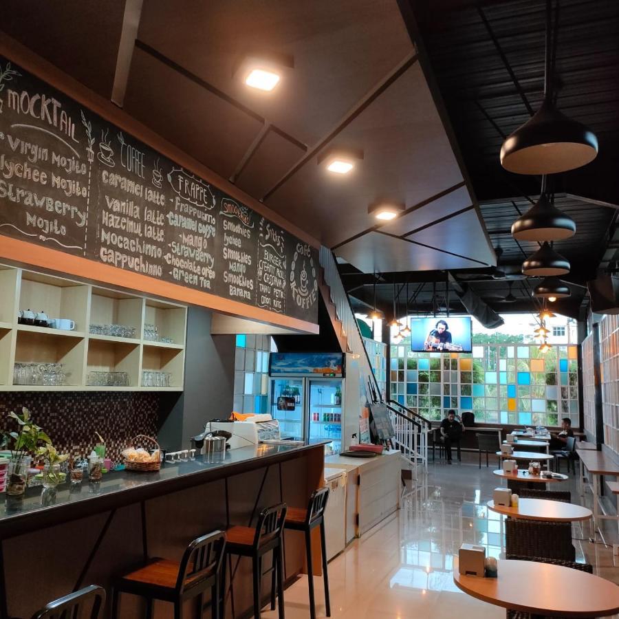 Naka Hotel Kupang Купанг Екстериор снимка