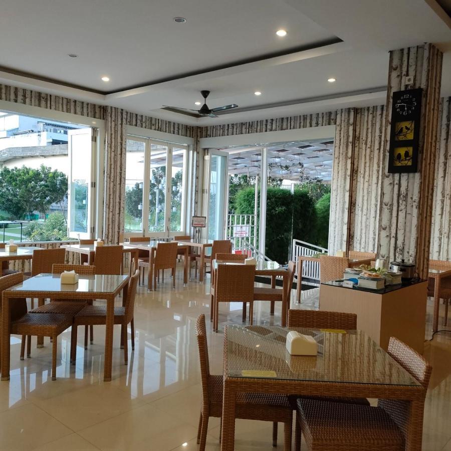 Naka Hotel Kupang Купанг Екстериор снимка