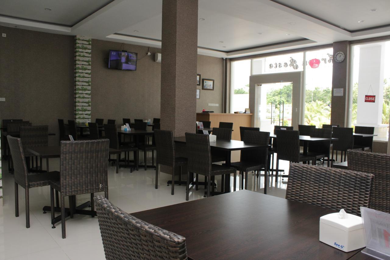 Naka Hotel Kupang Купанг Екстериор снимка