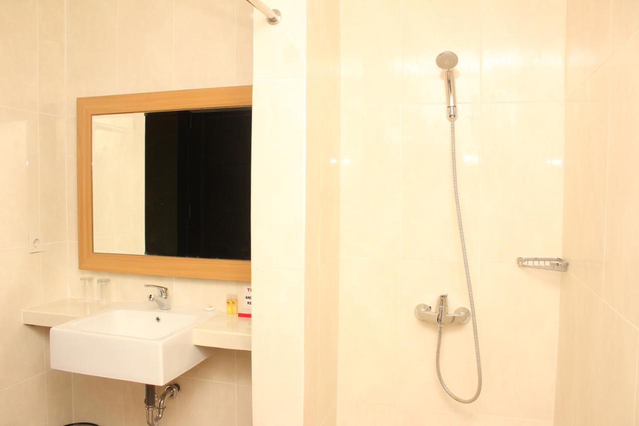Naka Hotel Kupang Купанг Екстериор снимка